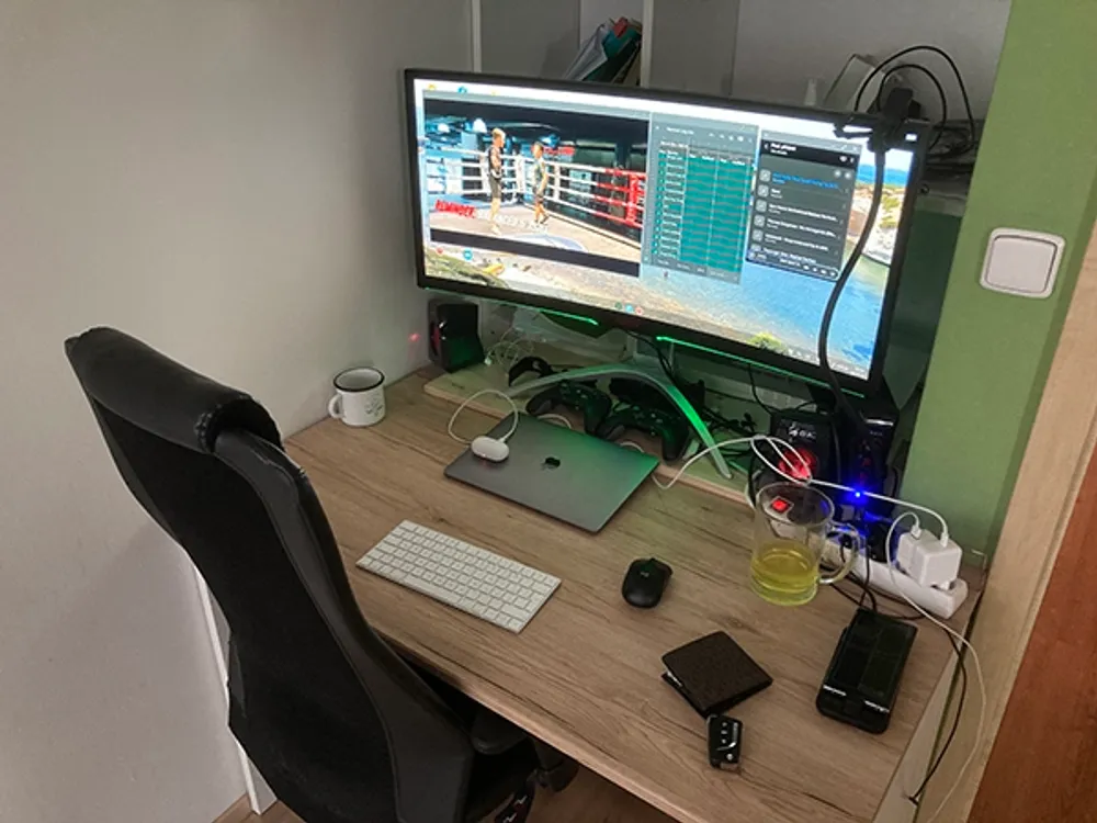 Vy si můžete doma cvičit jak potřebujete, zatím co vám za zády všechno oblushuje Dex - hudbu, gym tracking a vůbec, na cokoliv si vzpomenete.